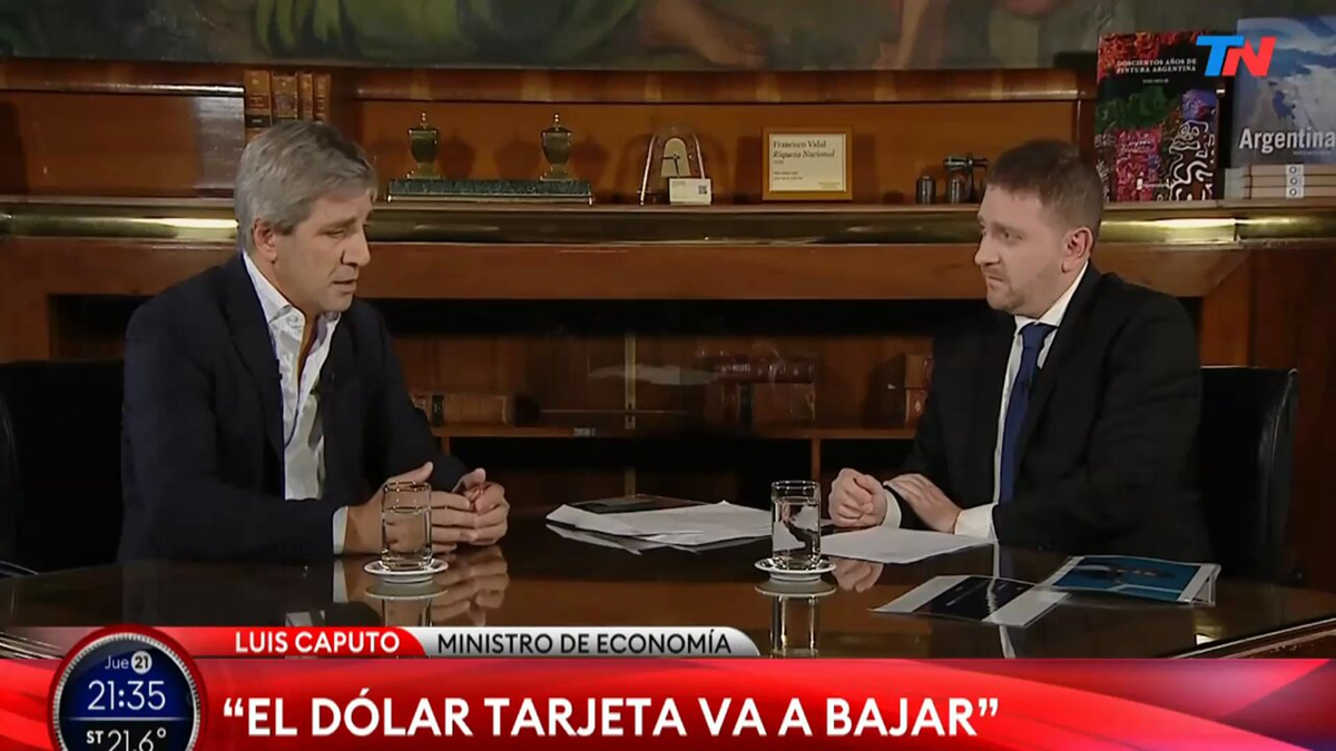 Luis Caputo anunci&oacute; que el d&oacute;lar tarjeta va a bajar. Foto: El Destape en X