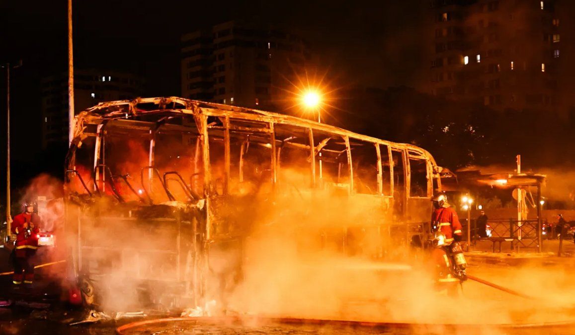 La fiesta nacional francesa terminó con detenidos y coches quemados