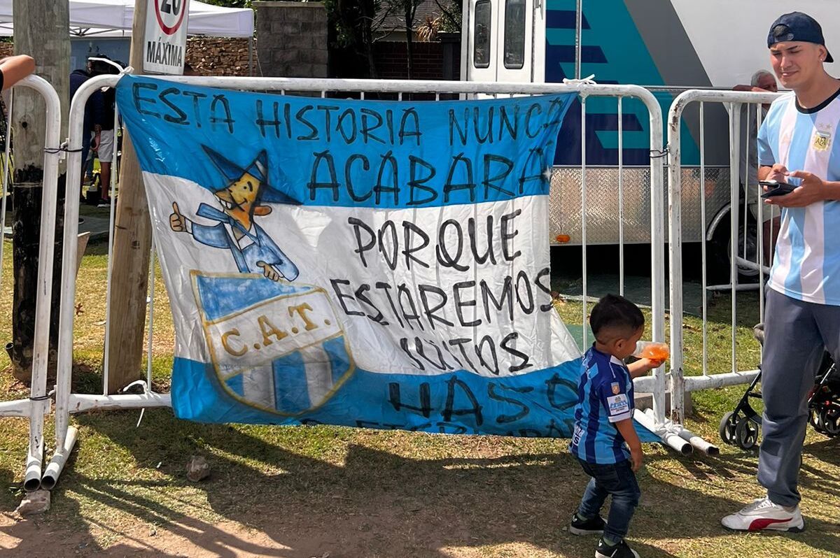 Un mini hincha de Atlético Tucumán suelto en el predio de AFA