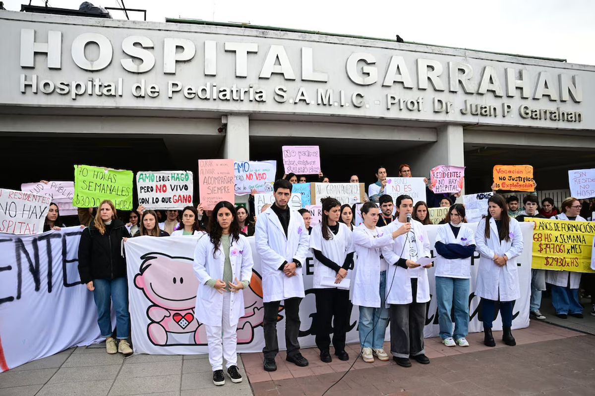 Los médicos y profesionales piden por la reapertura de las paritarias. Foto: Infobae